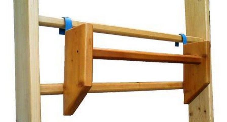 Турник деревянный навесной на гимнастическую стенку  Pioner A12092