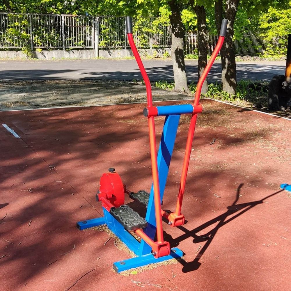 Уличный тренажер для развития мышц ягодиц, голеней и бедер с безынерционным нагрузочным механизмом  Pioner A17005