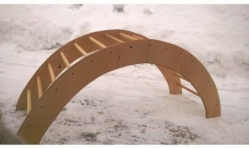 Лестница-качалка полукруглая, дерево 1500х750, перекладины d25мм  Pioner A10225